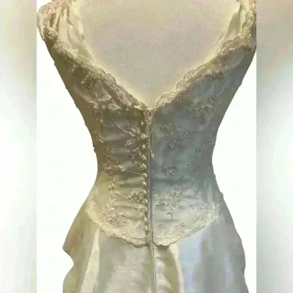 Private Collection Wedding Dress Size 8 Sleeveless Back Zip Closure & Beadwork - Picture 8 of 10